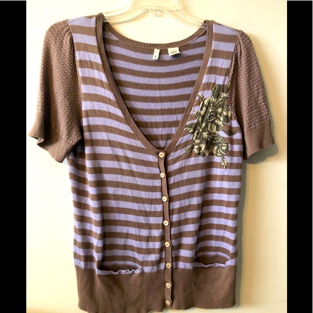 💕Anthropologie V-Neck Flower Embellished-top!